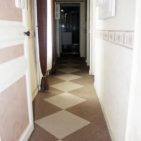 Chez Martine Et Bernard -etablissement Definitivement Ferme - 3*