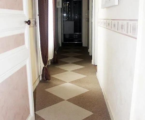 Chez Martine Et Bernard -etablissement Definitivement Ferme - 3*